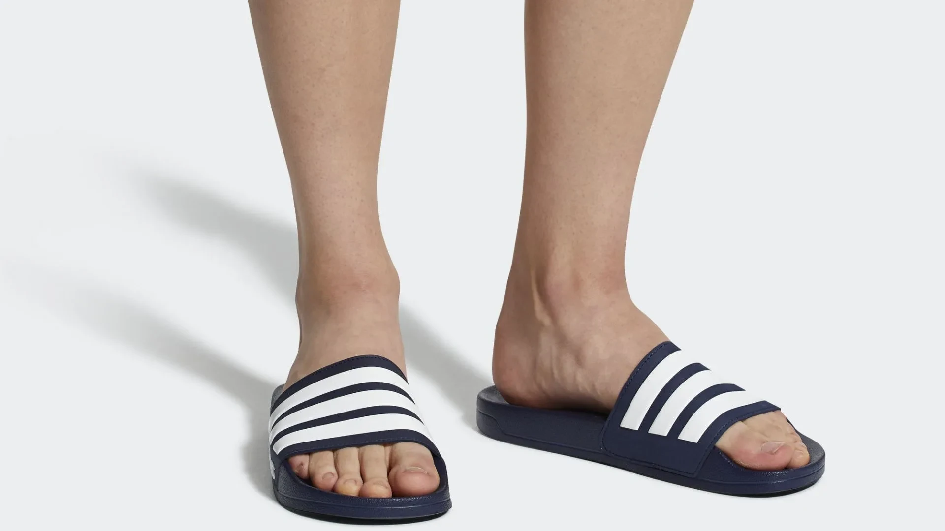 9-sandal-adidas-adilette-comfort-phu-hop-moi-phong-cach-thoi-trang.webp
