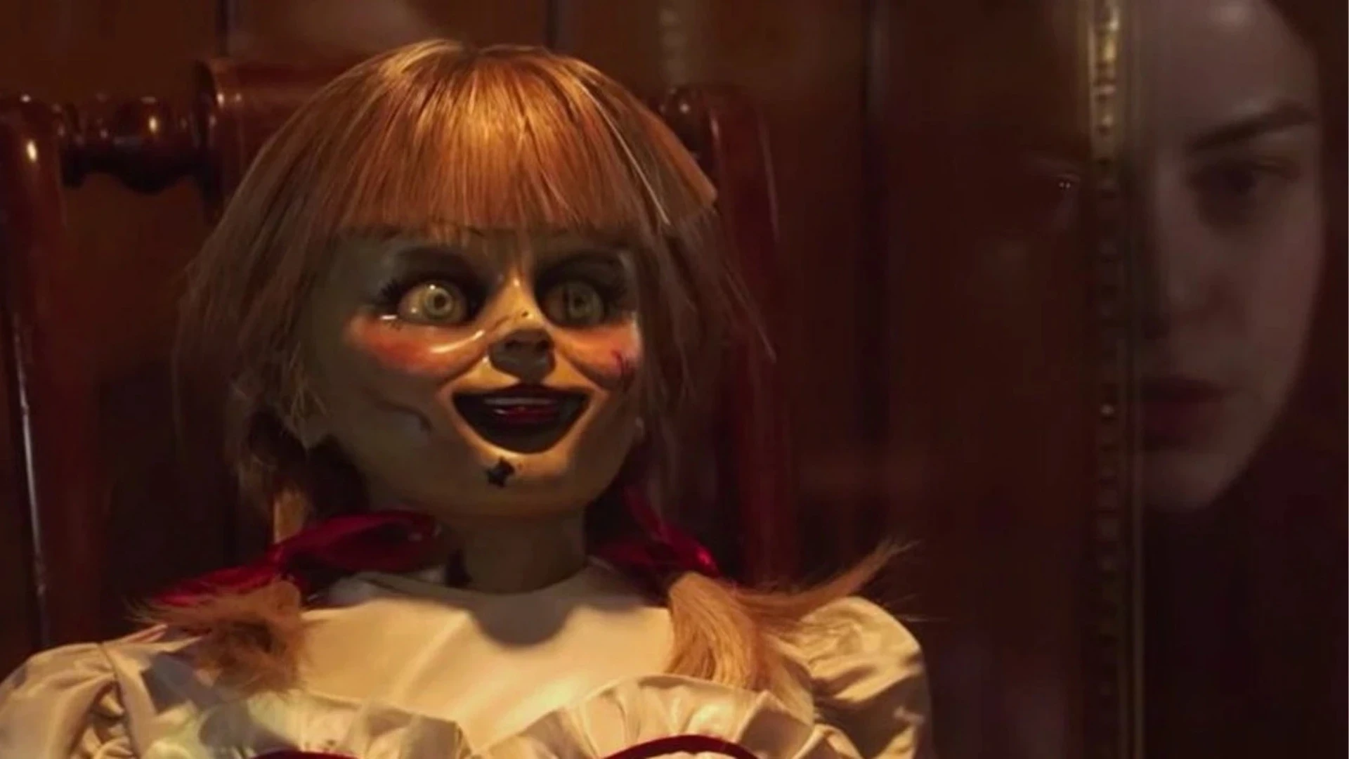 3-annabelle-la-phan-phim-ma-xoay-quanh-con-bup-be-bi-ma-am-tung-xuat-hien-trong-the-conjuring.webp