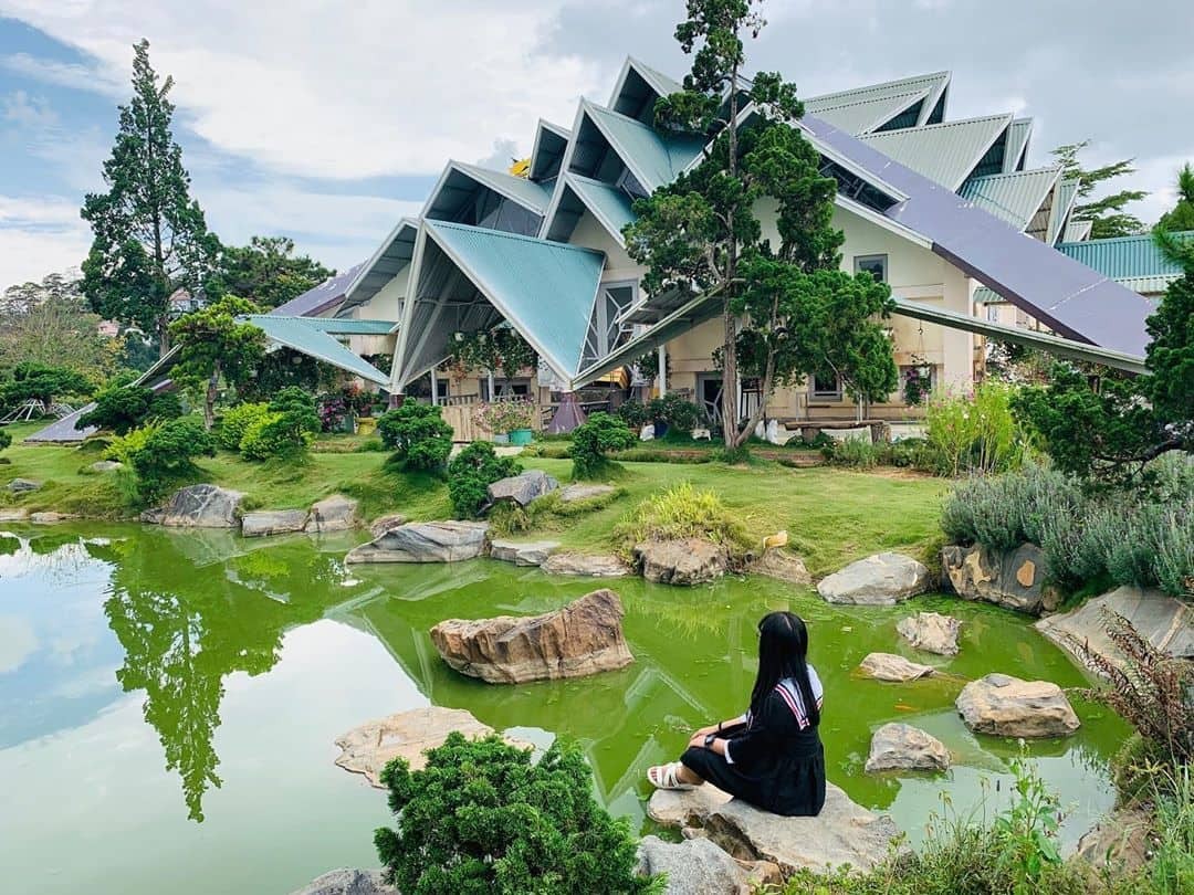 1-rung-la-phong-ruc-ro-tai-khu-du-lich-la-phong-da-lat.jpg