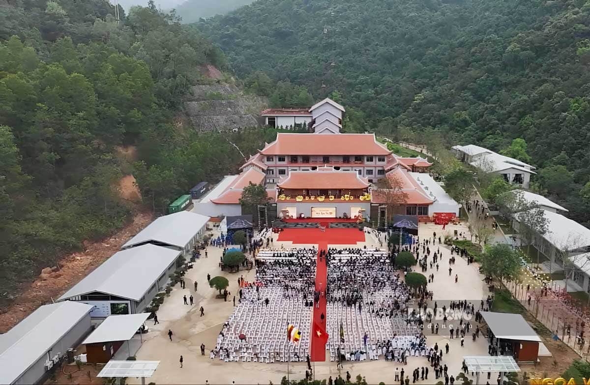 CÁP TREO NGỌA VÂN DÀI HƠN 2 KM NỐI TỪ CHÂN NÚI LÊN CHÙA