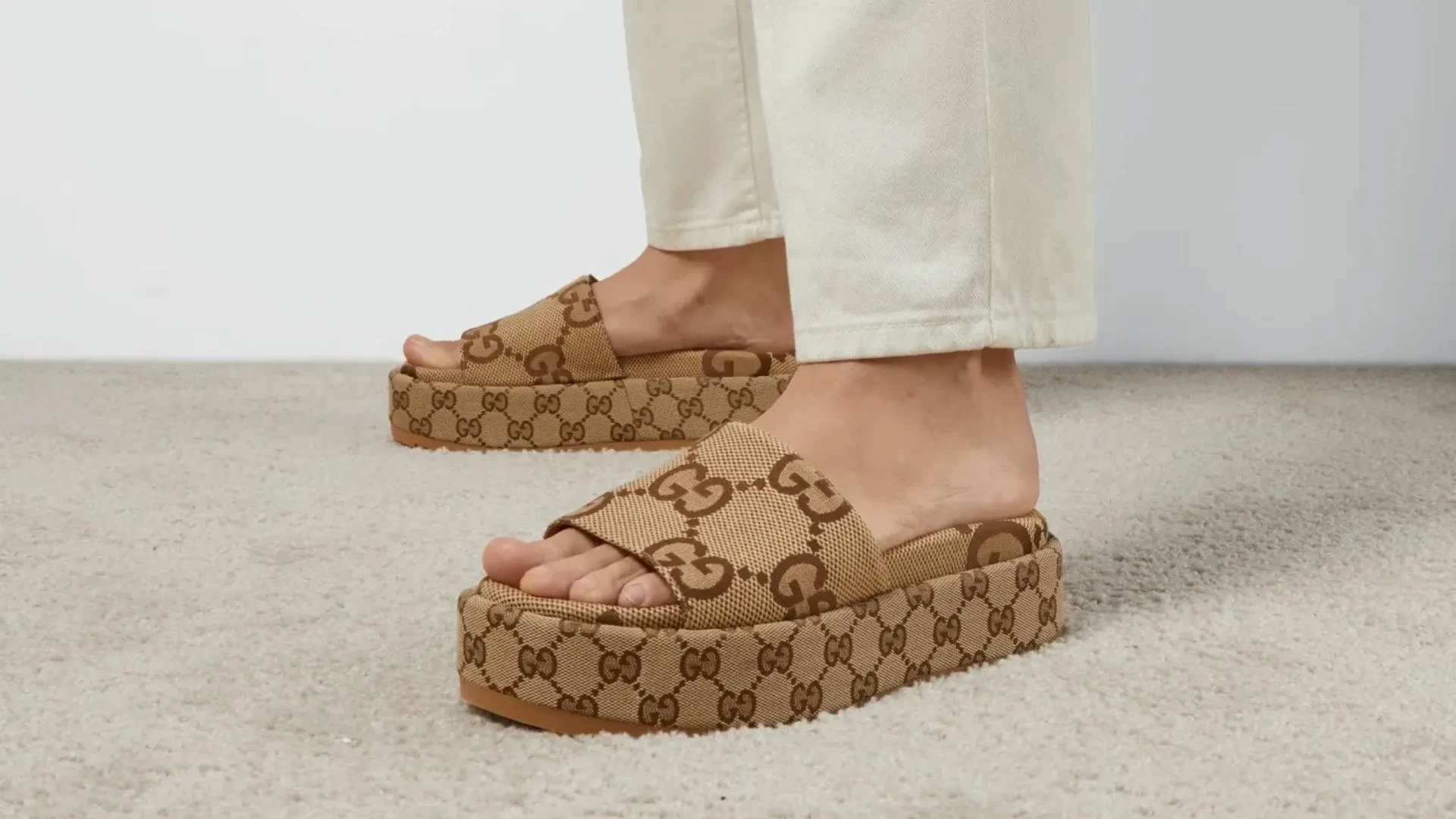 7-sandal-gucci-gg-platform-slide-co-thiet-ke-thoi-thuong.webp