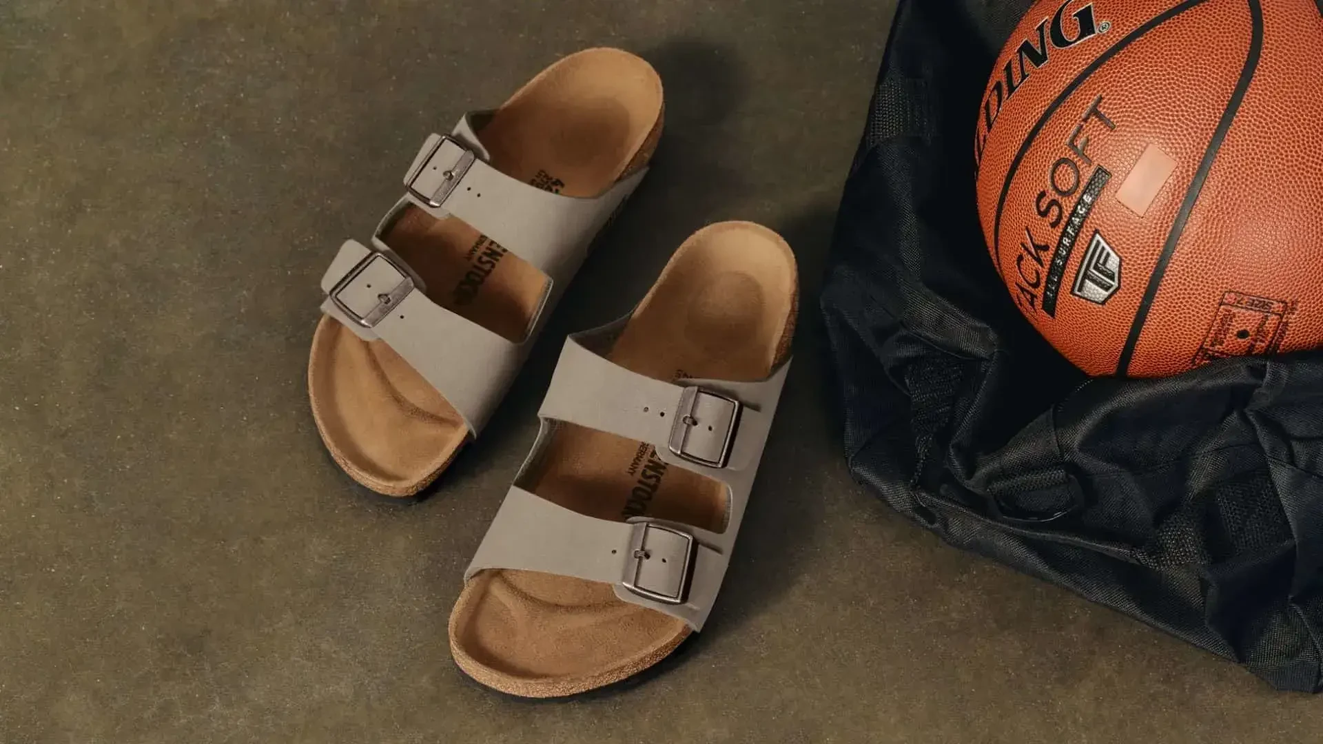 3-sandal-birkenstock-arizona-co-thiet-ke-hai-quai-don-gian.webp