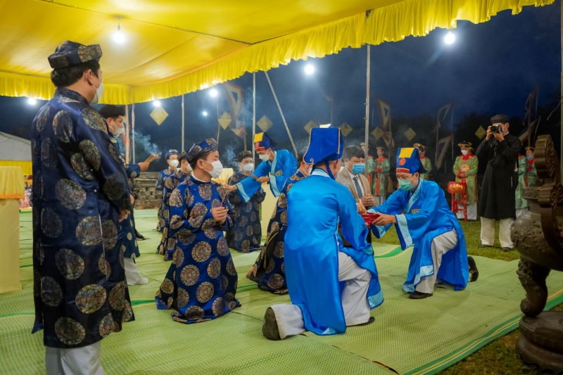 7-le-te-xa-tac-trang-nghiem-tai-dai-noi-hue-the-hien-long-thanh-kinh-cua-vua-chua.jpg