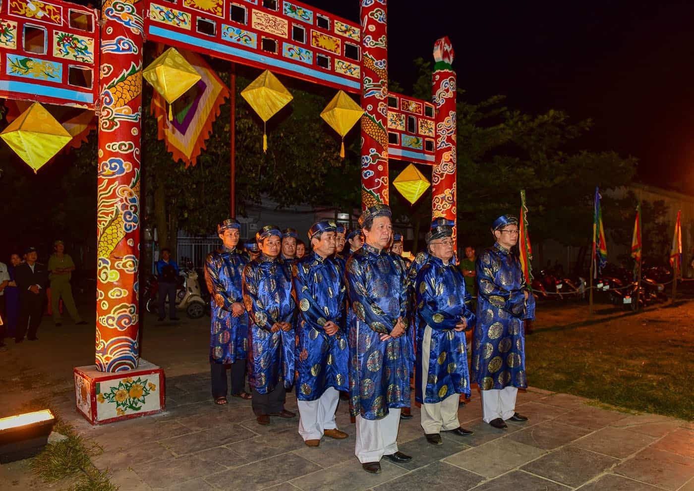 5-trang-phuc-uy-nghiem-cua-vua-quan-trong-le-te-xa-tac.jpg