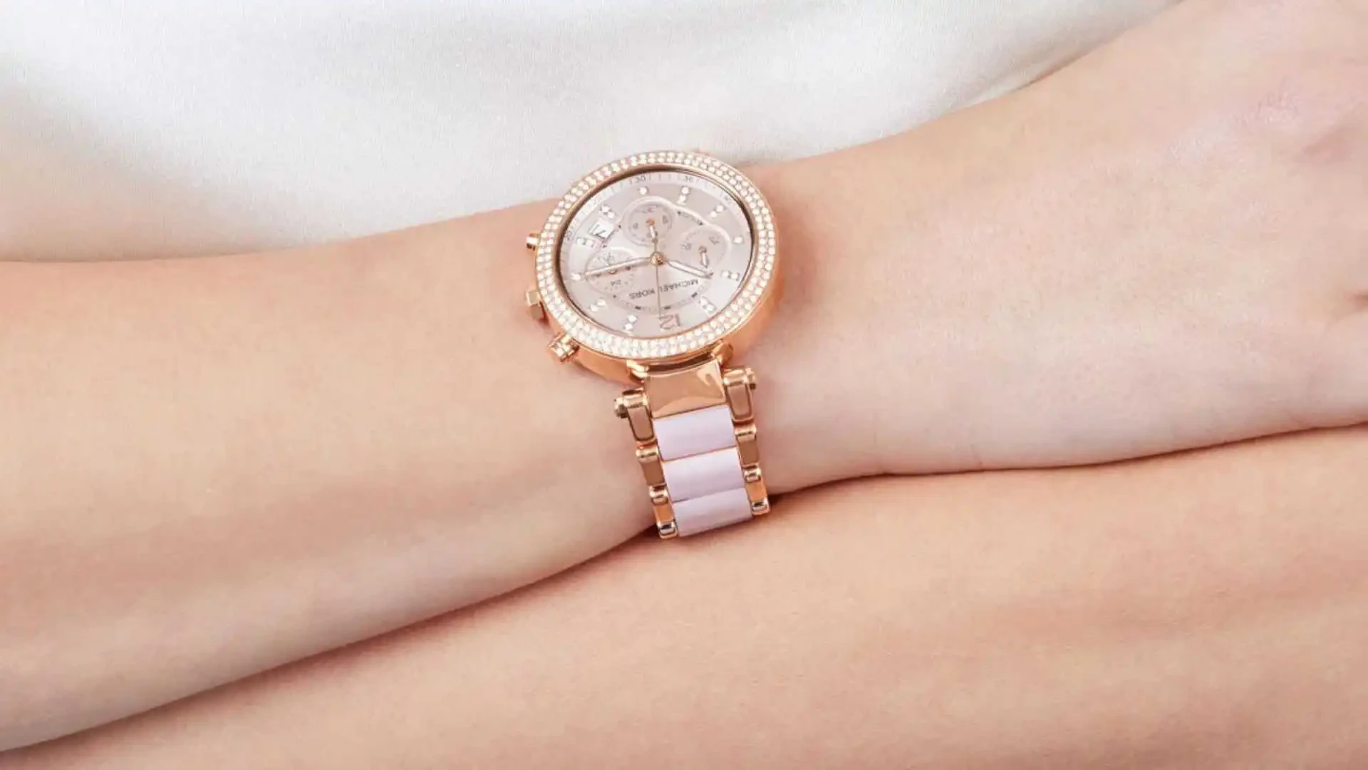 6-michael-kors-parker-mang-ve-dep-hien-dai-va-tre-trung.webp
