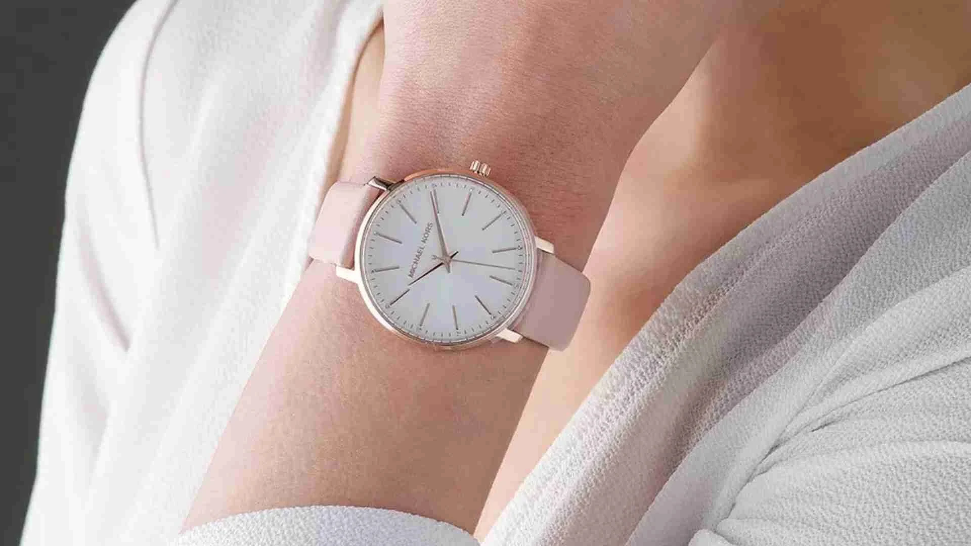 4-michael-kors-pyper-mk2741-la-chiec-dong-ho-ma-chi-em-nao-cung-nen-co.webp
