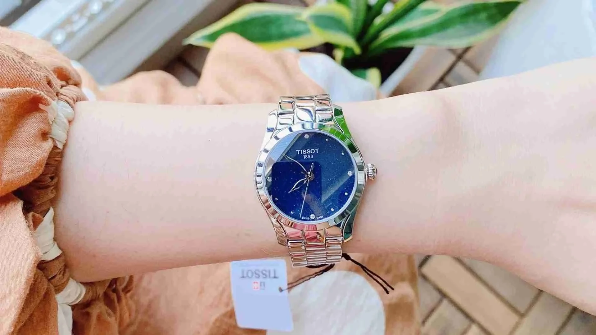7-tissot-t-wave-the-hien-su-ca-tinh-nhung-khong-kem-phan-thanh-lich.webp