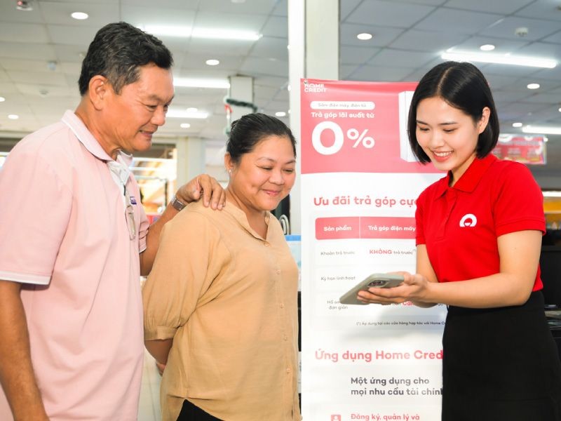 nhan-vien-home-credit-tu-van-cho-khach-hang