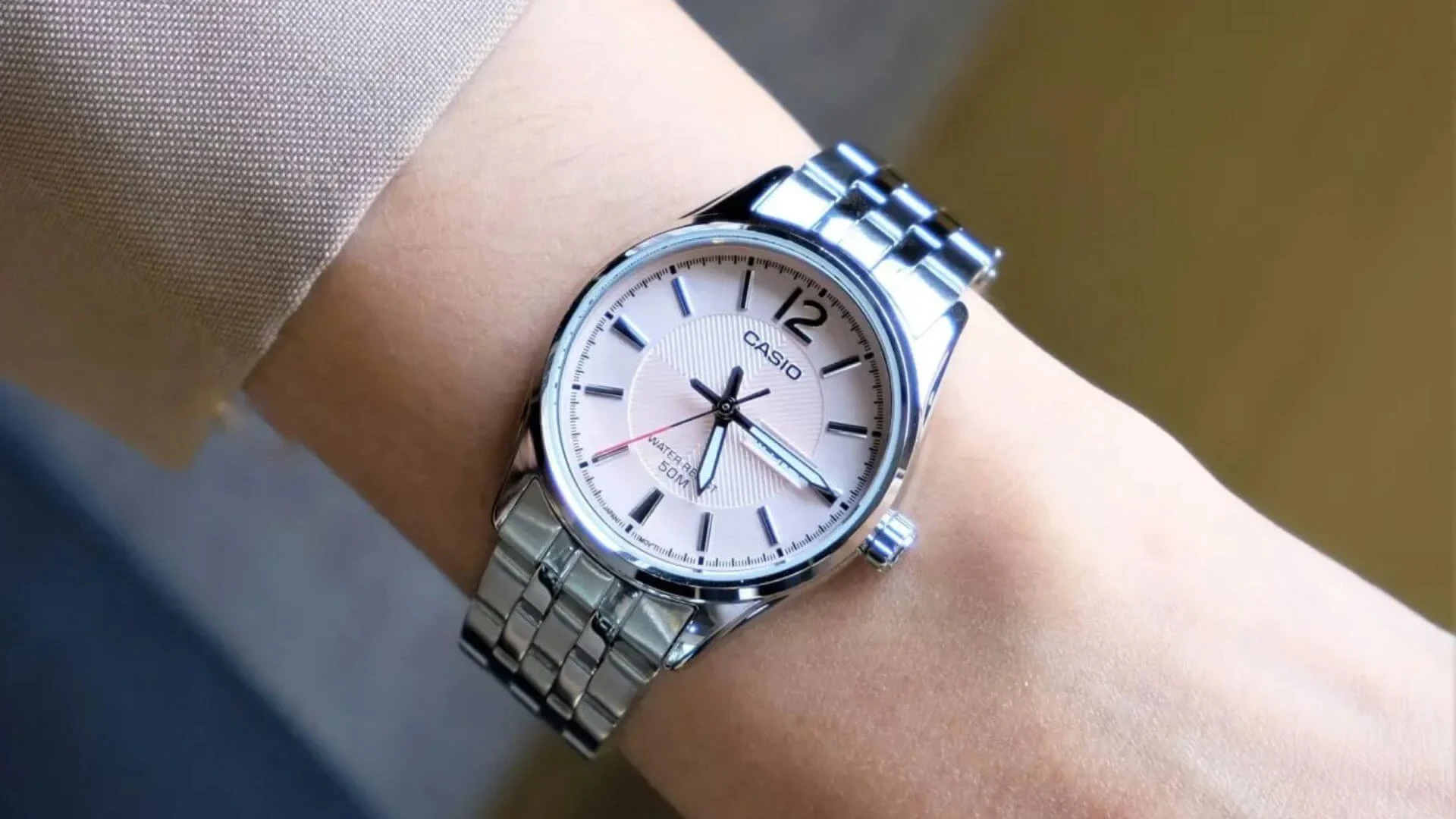 10-dong-ho-nu-casio-ltp-1335d-5avdf-sang-trong-duoc-nhieu-chi-em-ua-chuong.webp