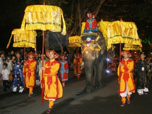 2-nghi-thuc-dang-huong-trang-nghiem-tai-dan-xa-tac-trong-le-te.jpg