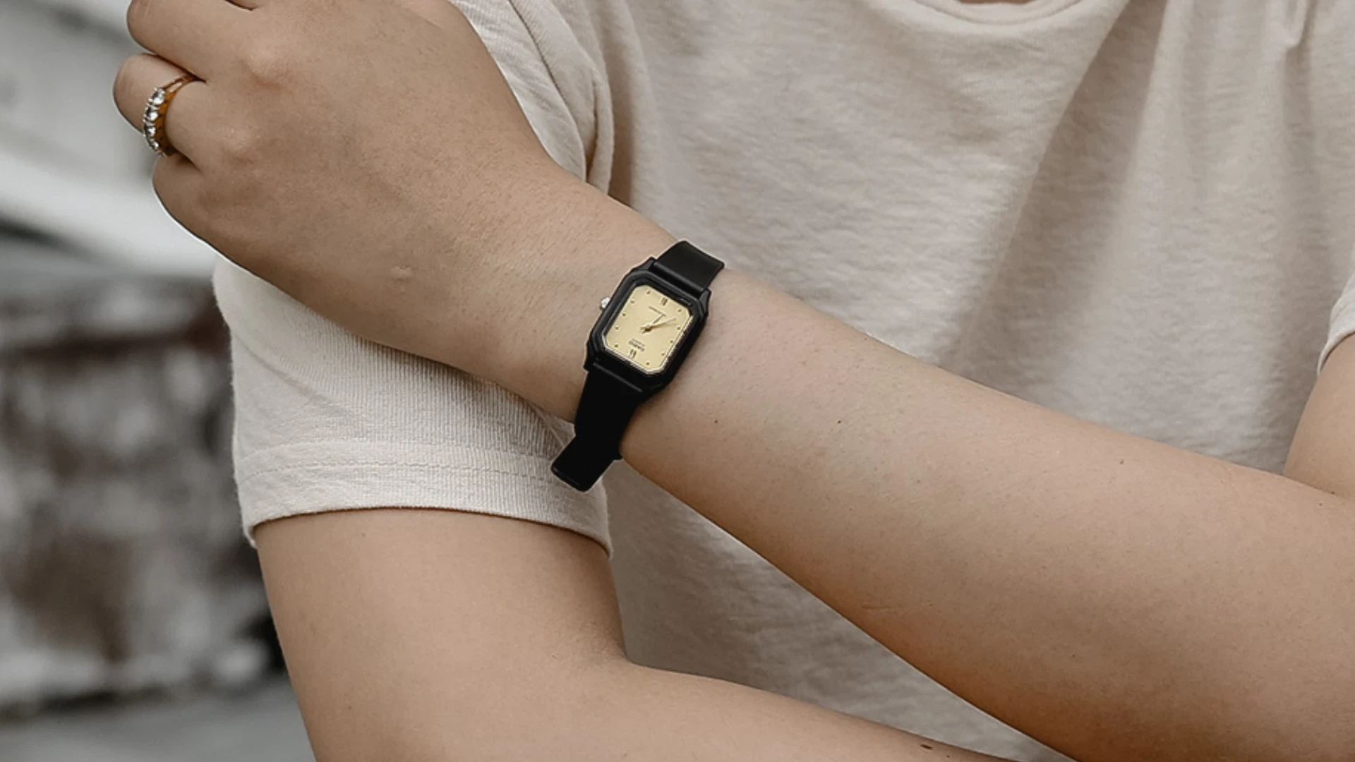 4-casio-lq-142e-9adf-phu-hop-voi-ai-yeu-thich-su-tien-dung.webp