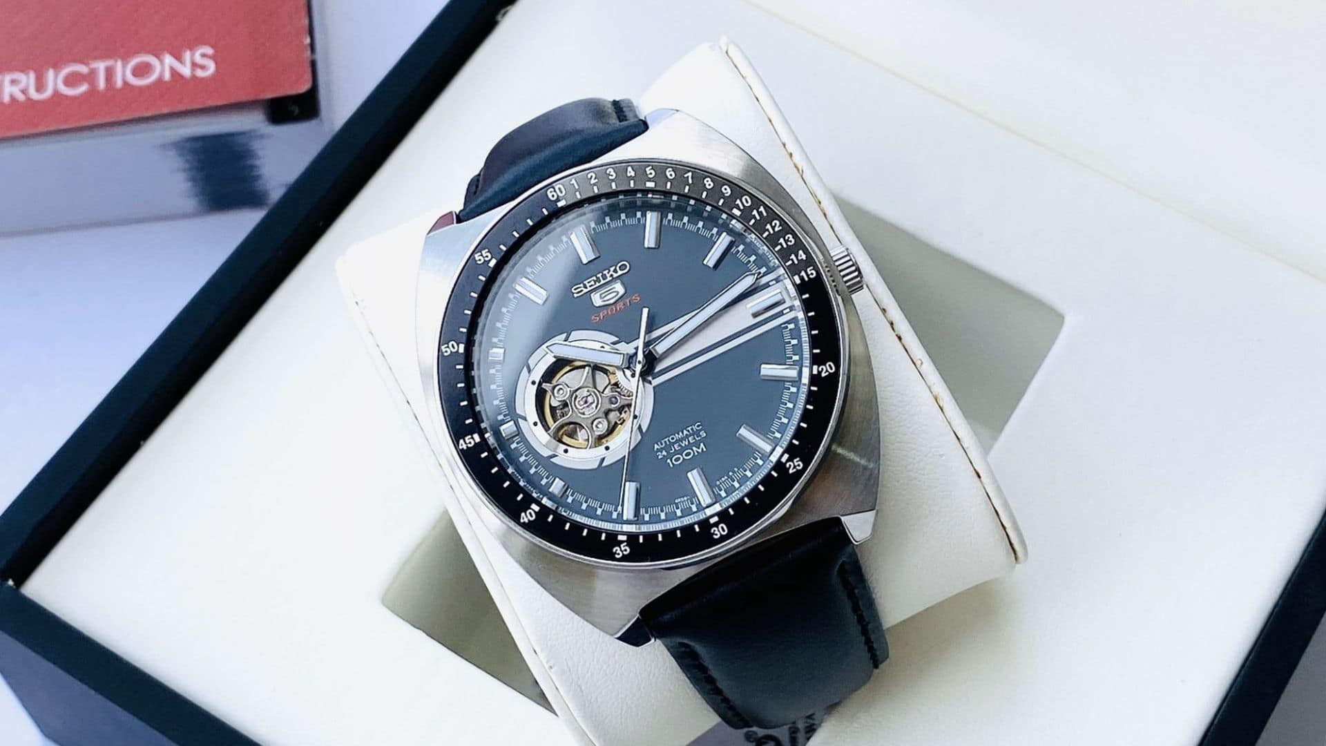4-dong-ho-co-seiko-ssa335k1-voi-hinh-dang-manh-me-va-ca-tinh.jpg