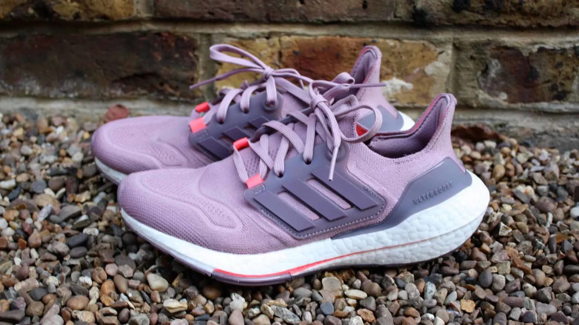 2-adidas-ultraboost-22-ket-hop-hoan-hao-giua-cong-nghe-va-thoi-trang.webp