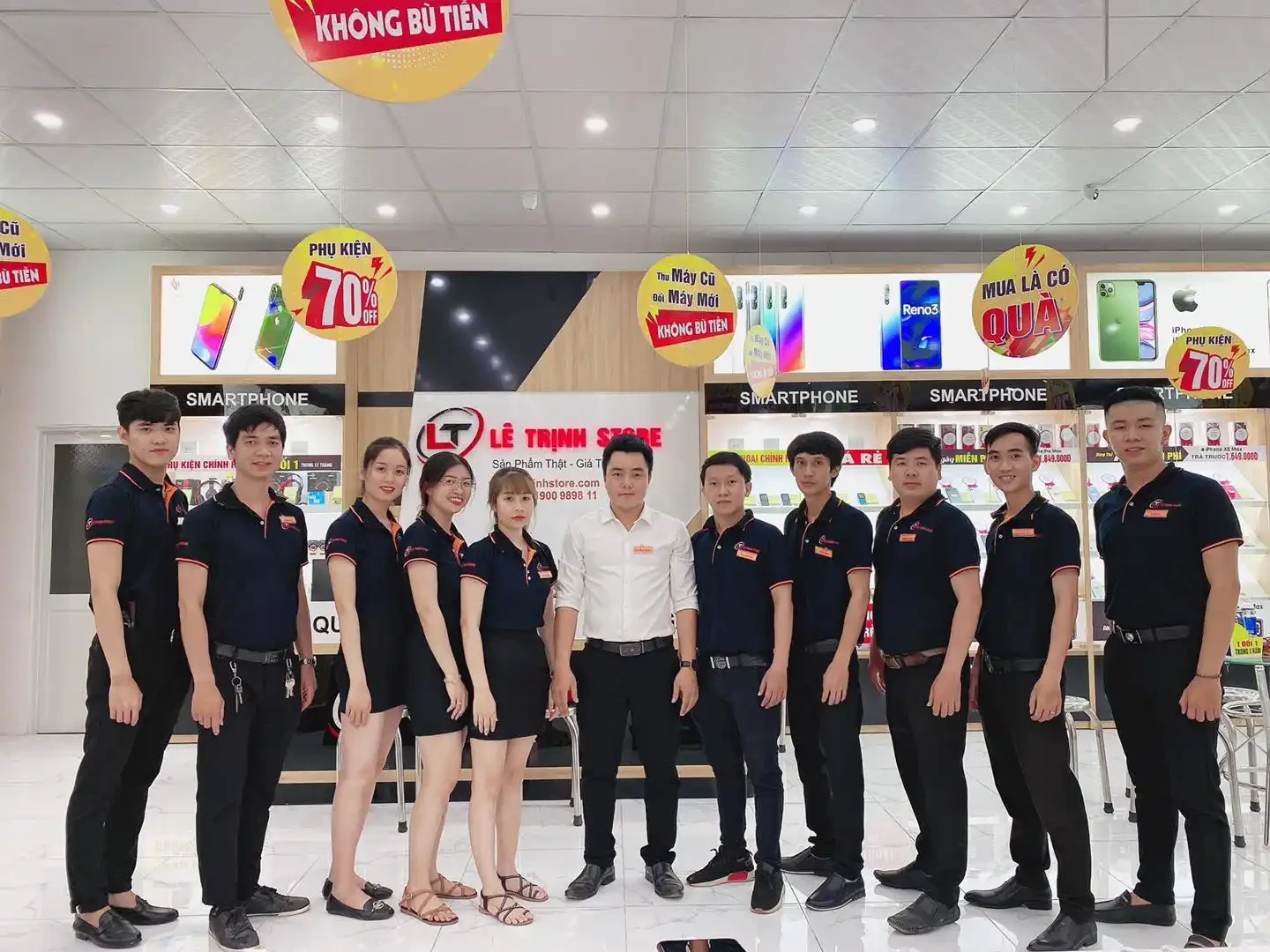 doi-ngu-nhan-vien-tre-tai-le-trinh-store.webp